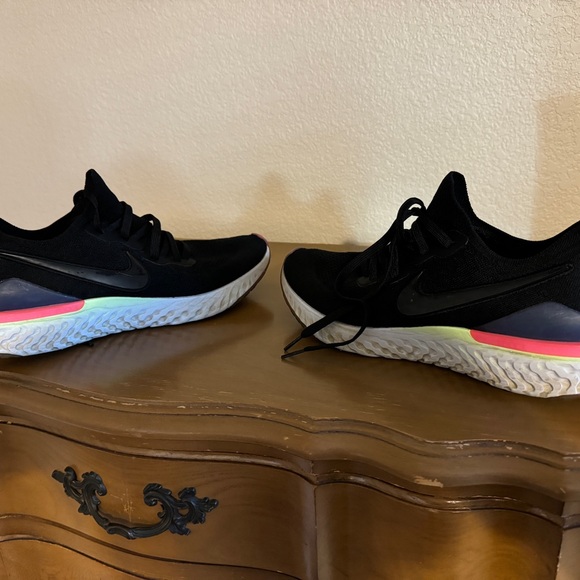 Nike runningg shoes - Picture 2 of 2